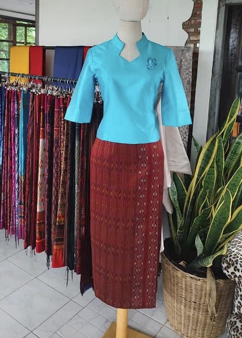 ออกแบบชุดไทยประยุกต์ สีฟ้าแดง ผ้าไหม