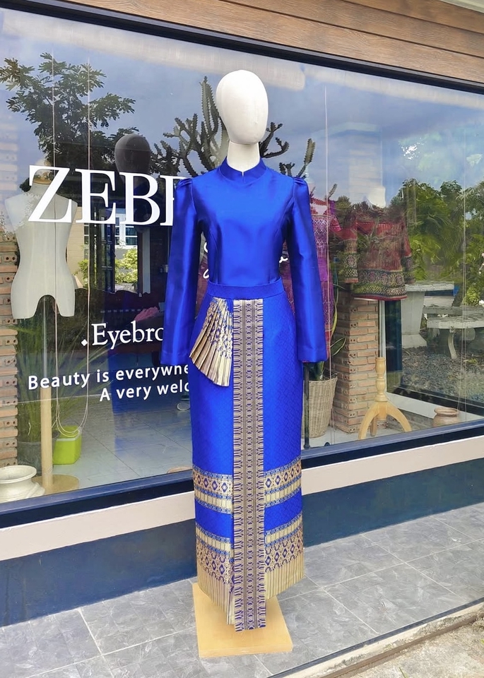 ออกแบบชุดไทยทรงเรียบหรูสีน้ำเงินทอง