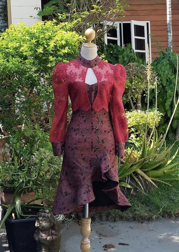 ออกแบบชุดราตรีสีแดง ผ้าลูกไม้ งานปัก แฟชั่นหรูหรา