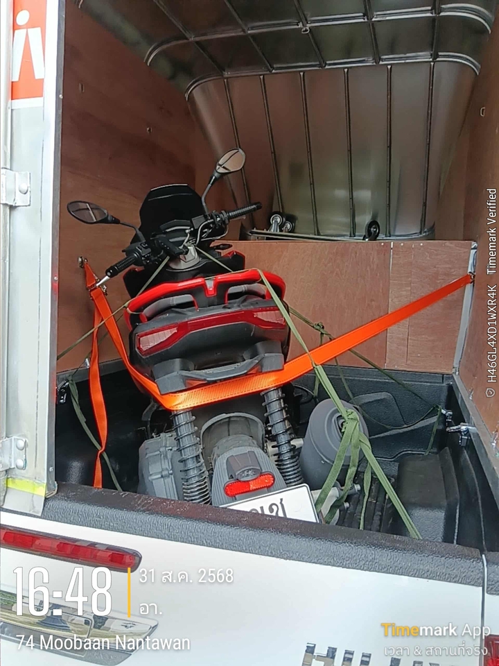 บริการขนย้ายของ รถกระบะขนมอเตอร์ไซค์สีแดง บรรทุกอย่างระมัดระวัง มัดด้วยสายรัดสีส้ม พร้อมบริการขนย้ายมอเตอร์ไซค์ ขนส่งสินค้า ขนย้ายด่วน ย้ายบ้าน ย้ายคอนโด รับจ้างขนของทั่วไทย บริการขนย้ายเฟอร์นิเจอร์ราคาถูก