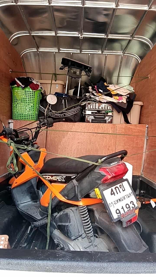 บริการขนย้ายของ รถบรรทุกขนย้าย รถจักรยานยนต์ Honda Zoomer-X พร้อมของใช้ส่วนตัวเต็มคันรถ บริการขนย้ายบ้าน คอนโด ออฟฟิศ เฟอร์นิเจอร์ ย้ายหอพัก ราคาถูก รับจ้างขนย้ายของ ขนส่งด่วน ย้ายห้อง ขนของ