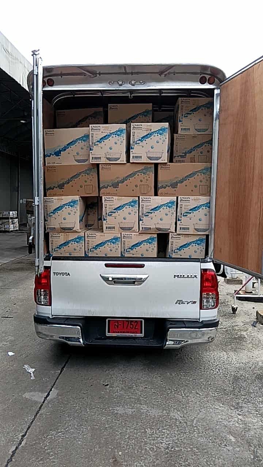 รับขนย้ายของ บริการขนย้ายของ ขนย้ายของย้ายหอ ขนย้ายสินค้าในรถกระบะ โตโยต้าไฮลักซ์ รีโว่ บรรทุกกล่องกระดาษจำนวนมาก พร้อมบริการขนย้ายบ้าน ย้ายคอนโด ย้ายออฟฟิศ ขนย้ายเฟอร์นิเจอร์ ราคาถูก รวดเร็ว ปลอดภัย กรุงเทพฯ และทั่วประเทศ