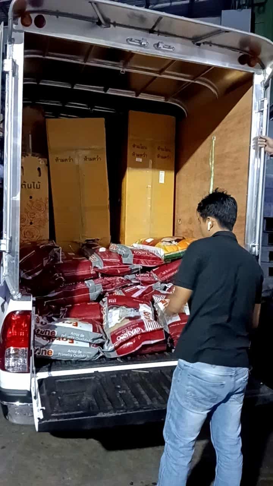 รับขนย้ายของ ขนย้ายสินค้าในรถกระบะ พนักงานกำลังขนย้ายของจากรถ มีกล่องขนาดใหญ่และกระสอบสินค้าจำนวนมาก ขนย้าย, บริการขนย้ายของ, รับจ้างขนของ, ขนส่งสินค้า, ย้ายบ้าน, ย้ายออฟฟิศ, ขนย้ายเฟอร์นิเจอร์