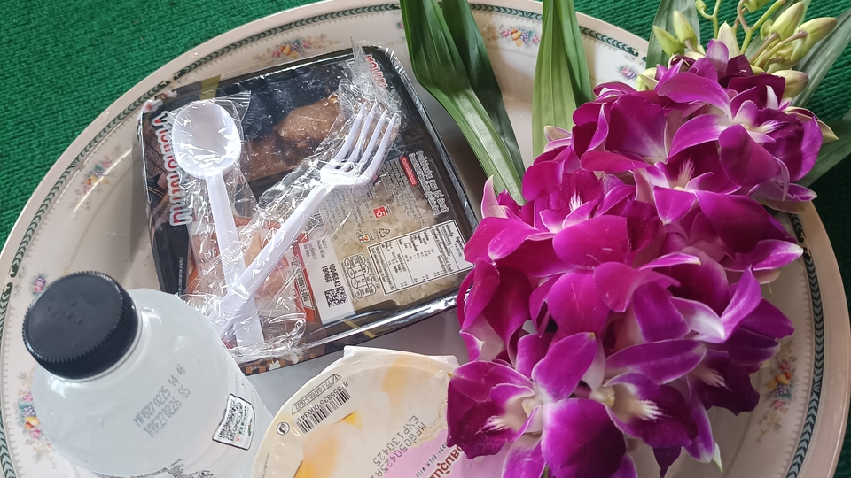 รับจ้างทำบุญใส่บาตรพระสงฆ์ ลูกค้าสามารถเลือกอาหาร ผลไม้ ของหวานและน้ำได้ ทำพร้อมกับการปล่อยปลาได้ค่ะ