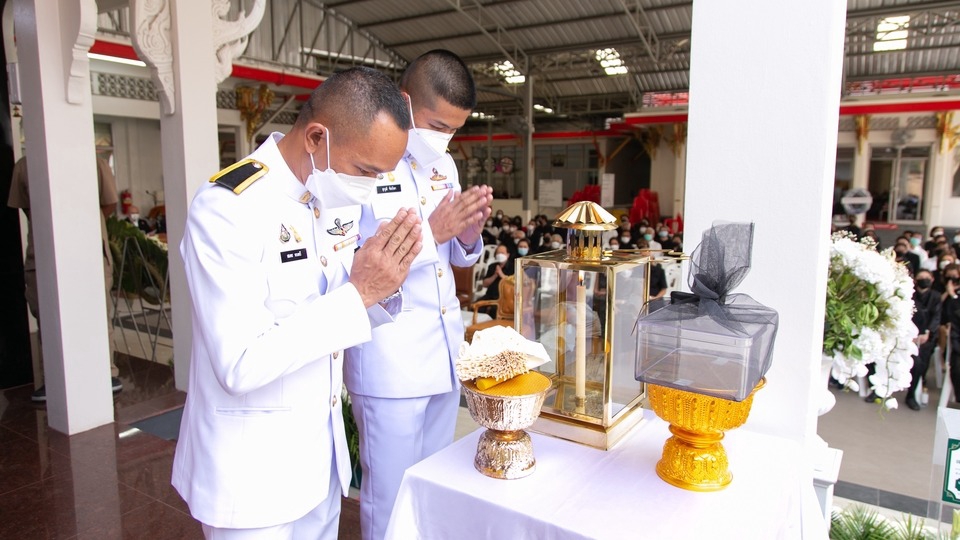 อัญเชิญกล่องไฟพระราชทาน