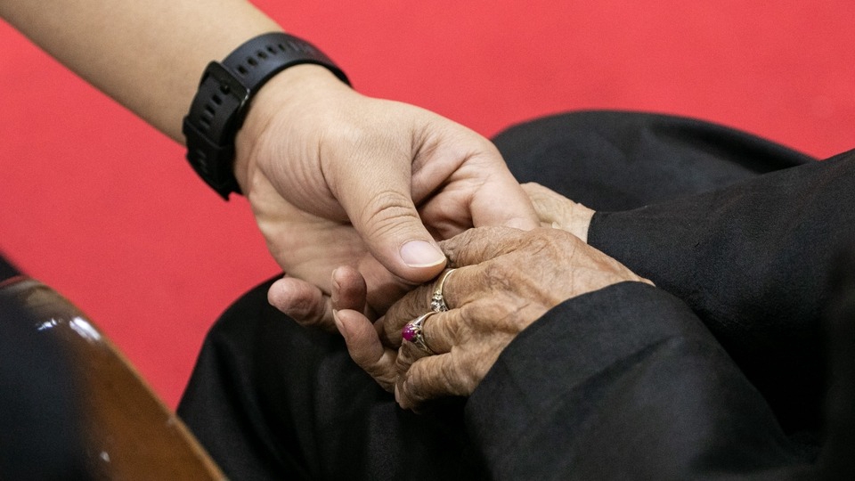 สองมือแห่งสายใยรัก