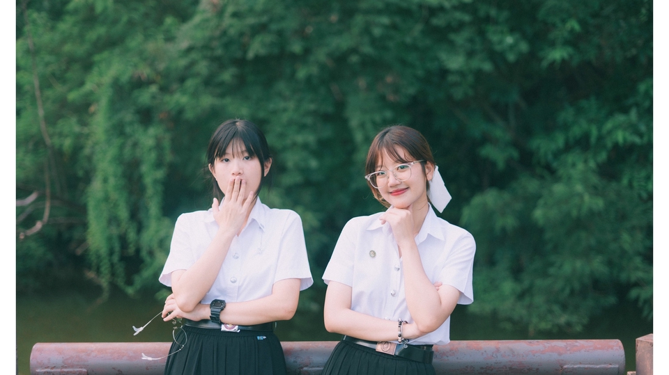 ตากล้อง รับถ่ายภาพนักเรียนสองคนในชุดนักเรียนสีขาวดำ ยืนอยู่นักเรียน ภาพถ่ายสวยๆ ช่างภาพ freelance