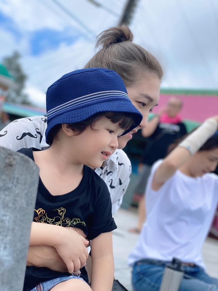 ช่างภาพรับถ่ายภาพครอบครัว รับถ่ายภาพบุคคล ตากล้องรับงาน freelance ถ่ายภาพเด็กน่ารัก