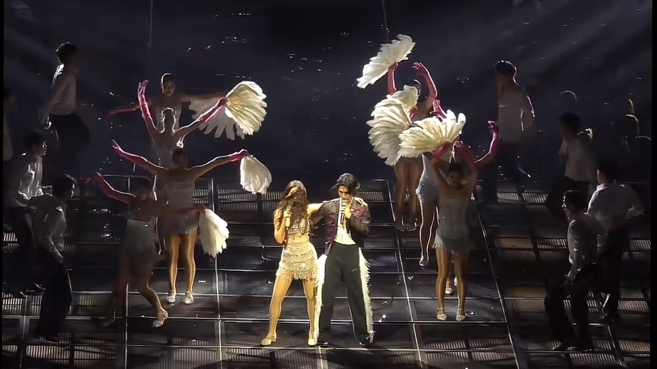 อันนี้ทำprop คอนเสิร์ตจากคอนเสิร์ตศิลปิน เป็นพัดขนนก