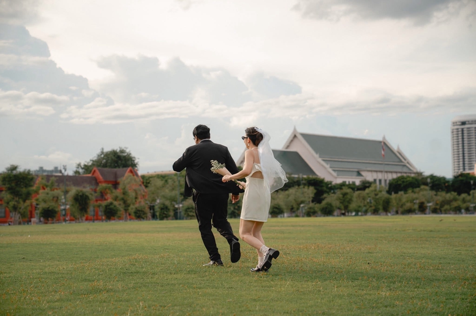 รับถ่ายภาพพรีเวดดิ้ง ช่างภาพงานแต่งงาน  คู่รักวิ่งเล่น