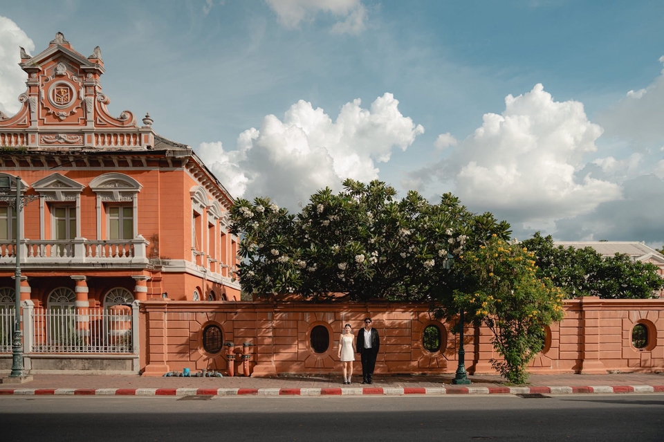 รับถ่ายภาพพรีเวดดิ้งคู่รักหน้าอาคารสวย  ช่างภาพอิสระ  ถ่ายภาพคู่