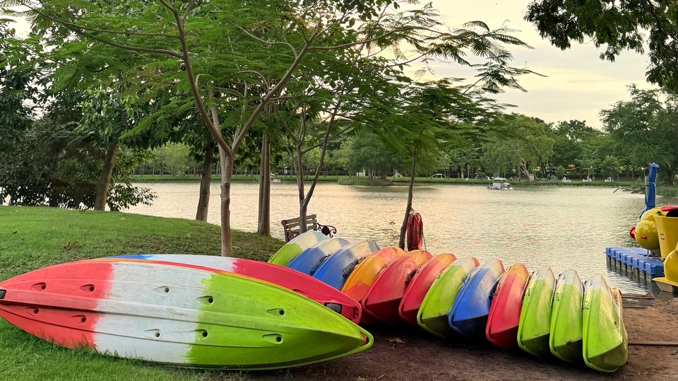 ภาพนี้เป็นภาพที่เราพาลูกค้าไปภายเรือที่สวนรถไฟ พายฟรีมีชูชีพให้ใส่พายไม่เป็นเราพายให้ได้