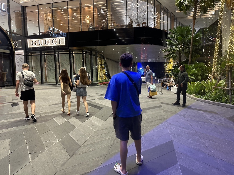 จ้างบอดี้การ์ดส่วนตัว ราคา เดินเล่นหน้าห้างสรรพสินค้า ดูแลทรัพย์สินที่ท่านซื้อ