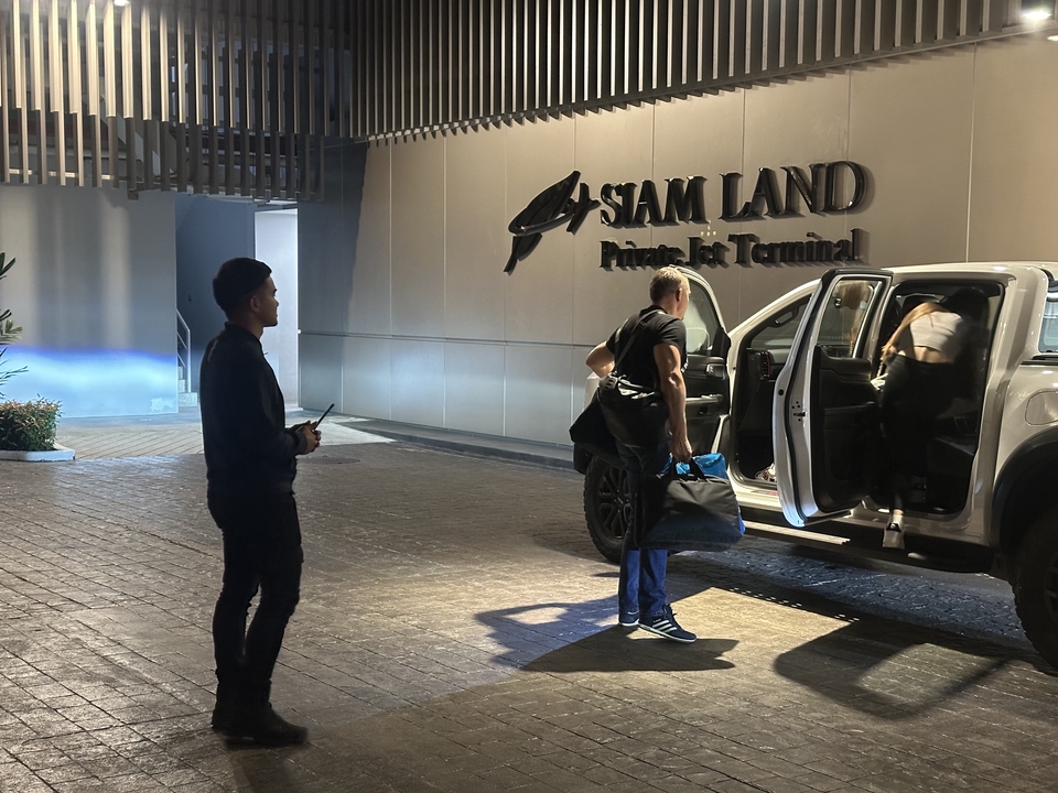 รักษาความปลอดภัยสำหรับลูกค้า VIP มีคนรอรับและคุ้มกันใกล้รถยนต์ที่ Siam Land Private Jet Terminal