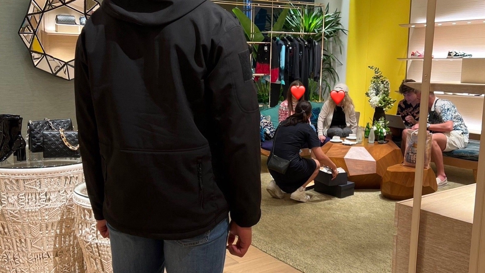 ทีมรักษาความปลอดภัยดูแลระหว่างลูกค้าซื้อสินค้าที่มีมูลค่าสูง