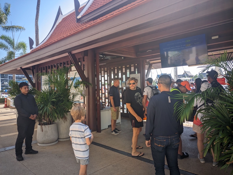 จ้างบอดี้การ์ด พร้อมทีมงานคุณภาพ ดูแลใกล้ชิดทุกสถานการณ์