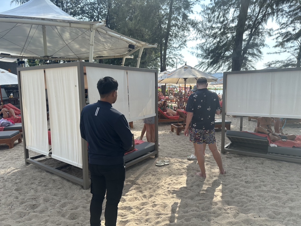 จ้างบอดี้การ์ดส่วนตัว บอดี้การ์ดชายกำลังยืนอยู่ริมหาดทราย พร้อมให้บริการคุ้มกันดูแลความปลอดภัย