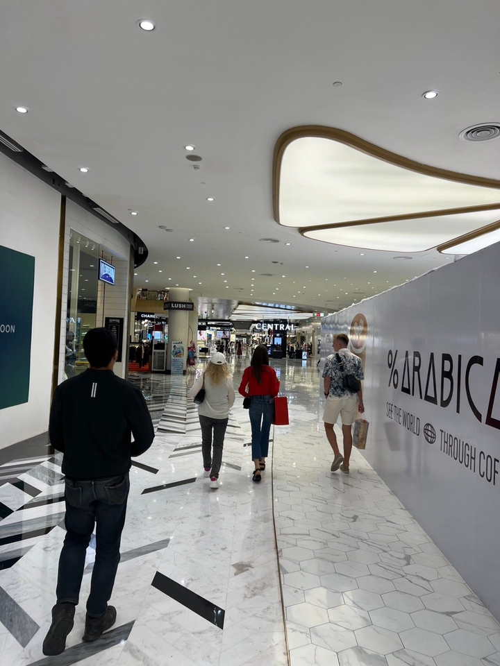 ทีมรักษาความปลอดภัยดูแลนอกสถานที่