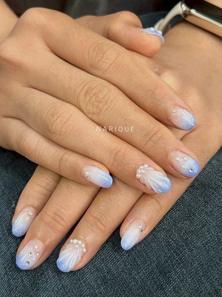 บริการทำเล็บที่บ้าน สีฟ้าอ่อน แต่งเล็บด้วยเปลือกหอย