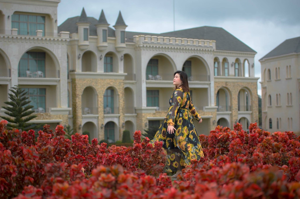 รับรีวิวสถานที่ท่องเที่ยวโดยบล็อกเกอร์สาวสวยในชุดเดรสยาวลายดอกทานตะวัน ท่ามกลางสวนดอกไม้สวยงาม