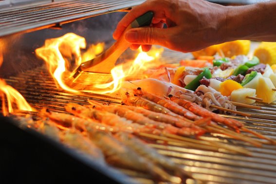 รับรีวิวอาหาร โดย บล็อกเกอร์อาหาร เน็ตไอดอลรีวิวสินค้า กำลังย่างอาหารทะเลและผักบนเตาไฟร้อนๆ