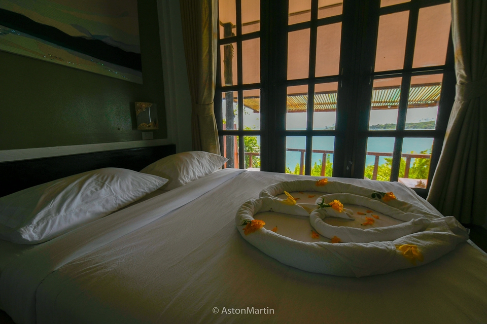 รับรีวิวโรงแรม บล็อกเกอร์รีวิวโรงแรม เตียงนอนในห้องพักหรูหรา ตกแต่งด้วยผ้าเช็ดตัวสวยงาม