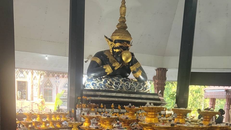 รับจ้างทำบุญ เสริมสิริมงคล กับพระราหูด้วยการถวายของดำ 8 อย่าง