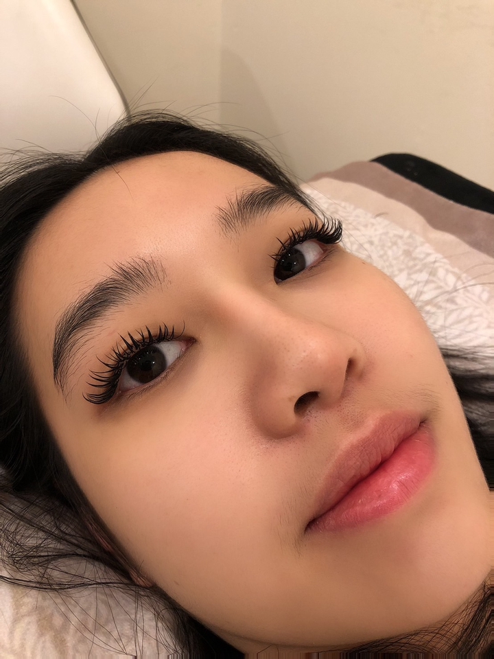 ต่อขนตาที่บ้านสวยเป็นธรรมชาติ