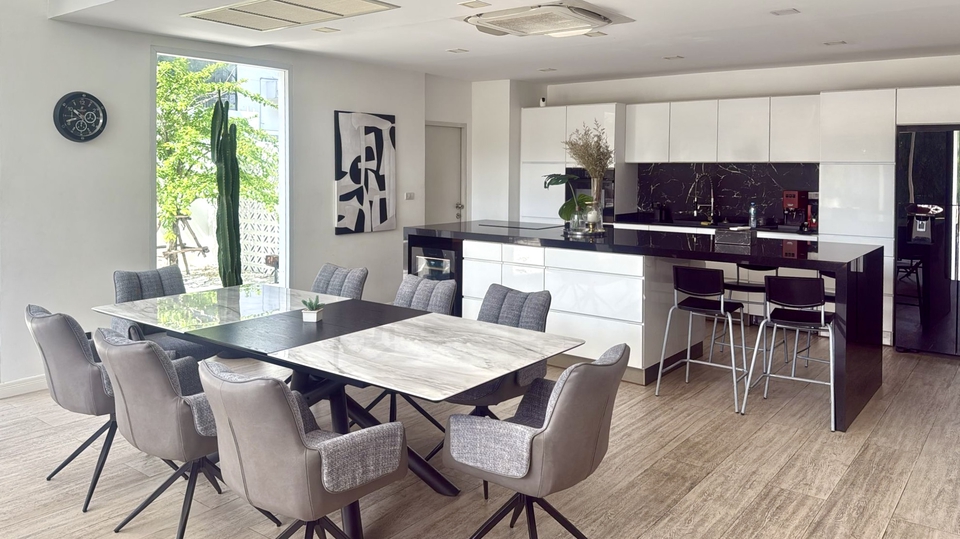 สตูดิโอให้เช่าขนาดใหญ่ พร้อมครัวและเฟอร์นิเจอร์ครบครัน เหมาะสำหรับถ่ายภาพและวีดีโอ