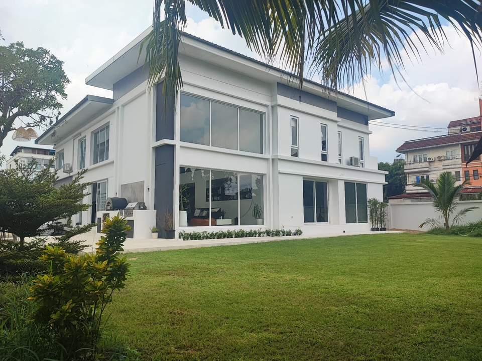 สตูดิโอถ่ายภาพให้เช่าขนาดใหญ่ กรุงเทพ เหมาะสำหรับถ่ายวีดีโอและแบบแฟชั่น