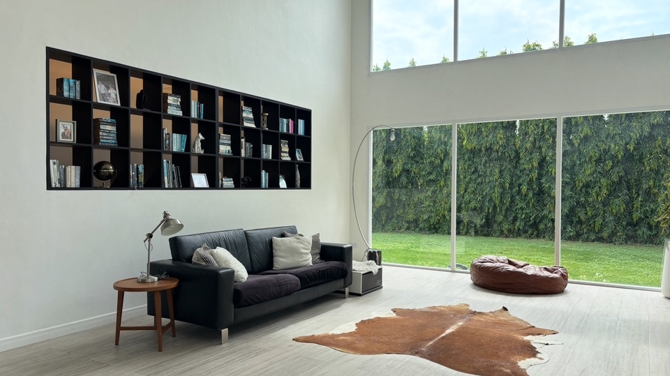 สตูดิโอบ้านโมเดิร์น ห้องนั่งเล่นสีขาว เพดานสูง