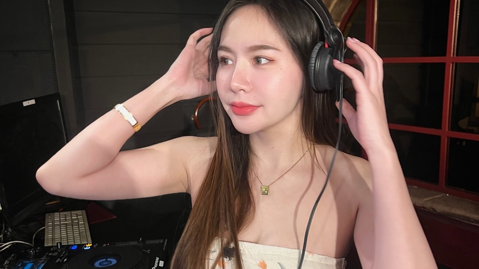 ดีเจเปิดแผ่น