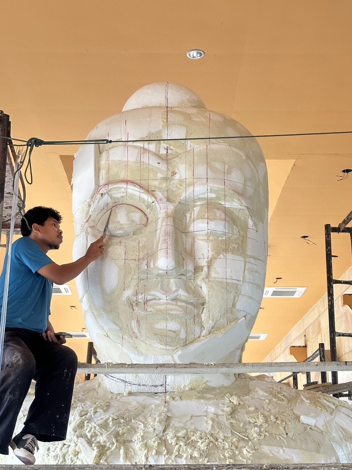 แกะโฟมพระพุทธรูป 11 เมตร