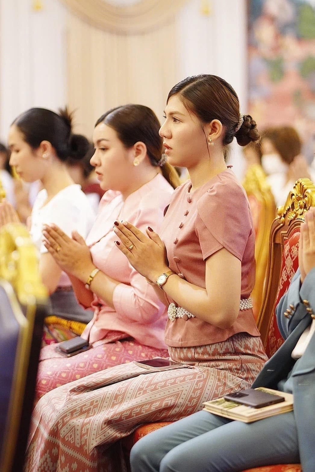 ร่วมพนมมือในงานพิธี, พิธีกรงานอีเว้นท์, งานบุญ, แต่งกายสุภาพ