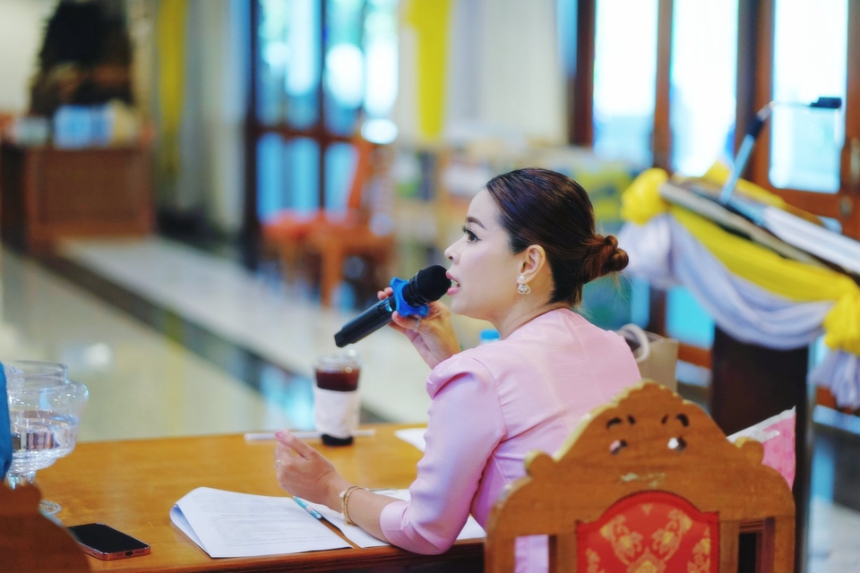 พิธีกรมืออาชีพกำลังพูดคุยและดำเนินรายการให้ความรู้พิธีการที่ควรปฏิบัติ