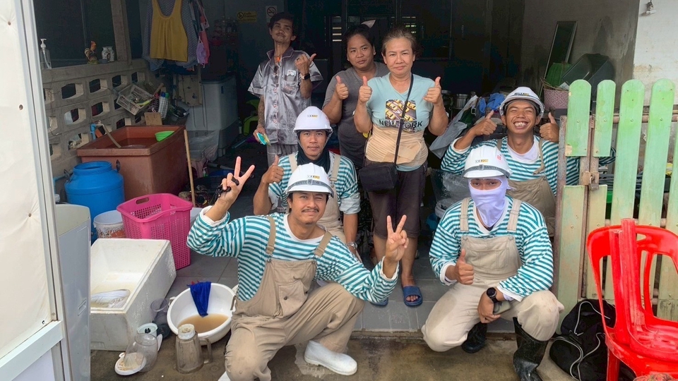 กลุ่มคนในภาพกำลังให้บริการทำความสะอาดบ้าน แม่บ้านทำความสะอาด แม่บ้าน รับทำความสะอาดบ้าน ทีมงานทำความสะอาดบ้าน บริการทำความสะอาดบ้านทั่วประเทศ ทำความสะอาดบ้าน เชียงใหม่ กรุงเทพฯ สมุทรปราการ ชลบุรี พัทยา ศรีราชา รังสิต ปทุมธานี นนทบุรี