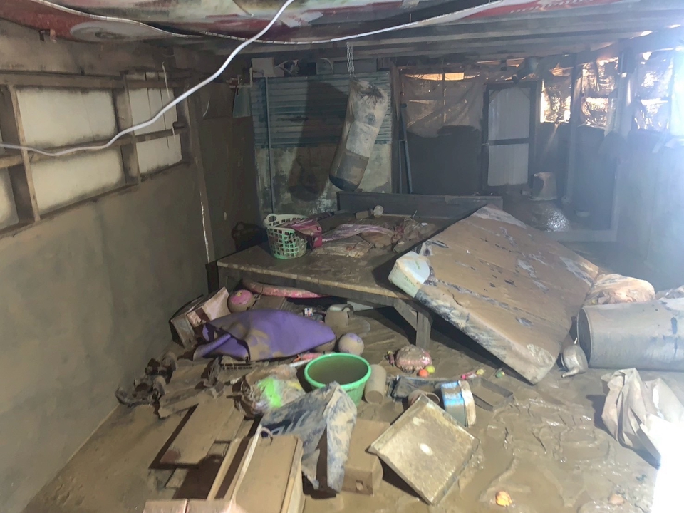 สภาพห้องที่ต้องการบริการทำความสะอาดอย่างเร่งด่วน น้ำท่วม, ฝุ่นหนา, เฟอร์นิเจอร์เปียกโชก, แม่บ้านรายวัน พร้อม บริการทำความสะอาดบ้าน, รับจ้างทำความสะอาด, ทำความสะอาดบ้าน, แม่บ้านทำความสะอาด, ทำความสะอาด, จ้างแม่บ้าน