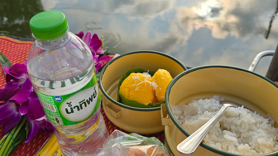 ตื่นไปใส่บาตรตอนเช้า