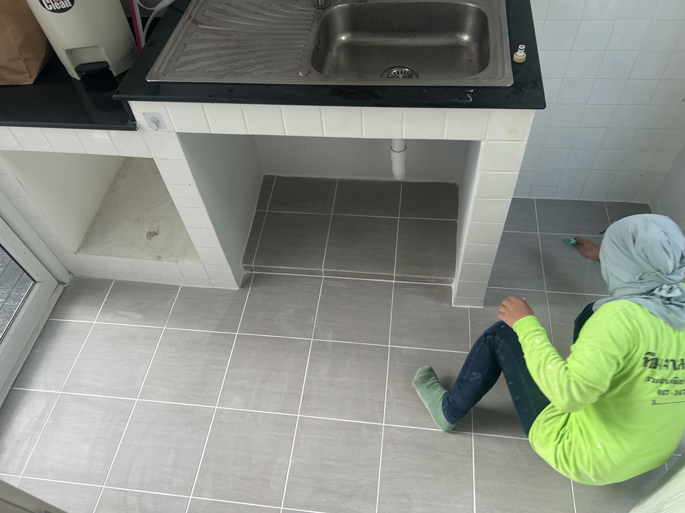 เซาะร่องยาแนวกระเบื้องเก่าในห้องครัว