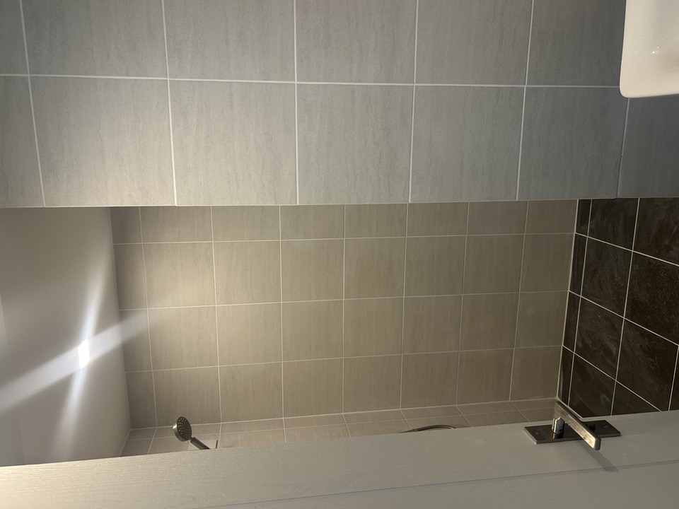 เซาะร่องยาแนวกระเบื้องผนังห้องน้ำ และยาแนวใหม่