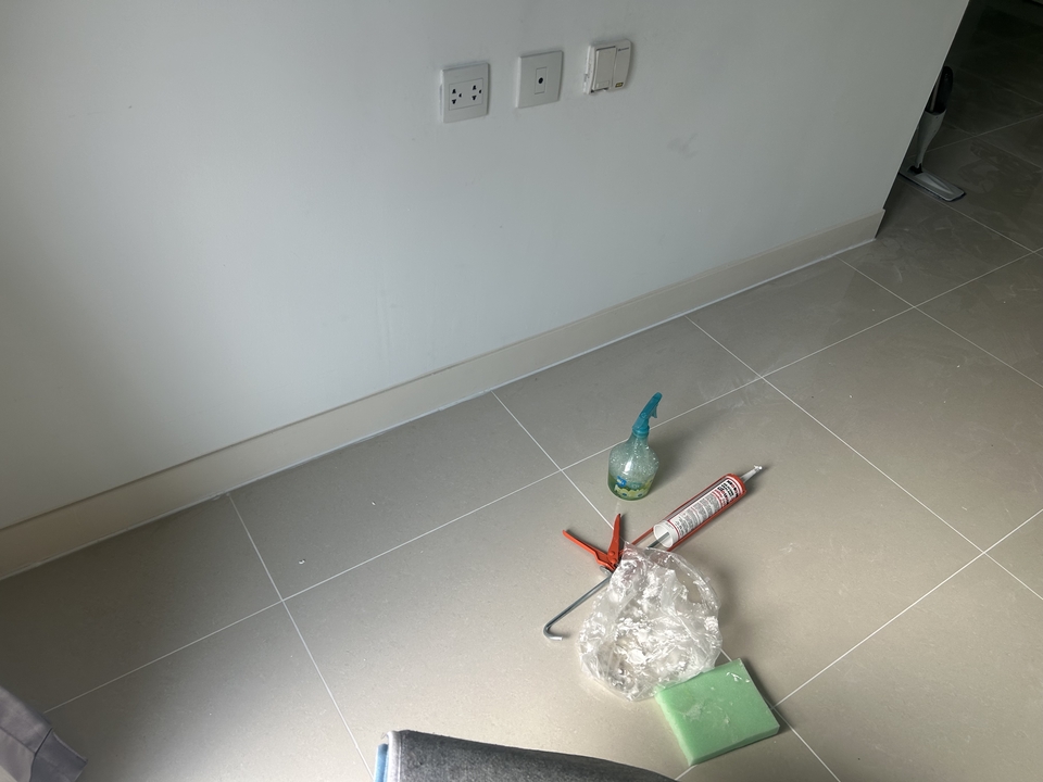 ปูกระเบื้อง ราคา ช่างปูกระเบื้อง หาช่างปูกระเบื้อง พร้อมอุปกรณ์งานช่างต่างๆ เช่น กาว ยาแนว ฟองน้ำ พร้อมบริการปูพื้นกระเบื้อง ติดตั้งกระเบื้อง ราคาดี ฝีมือดี งานปูพื้นห้องครัว ห้องน้ำ