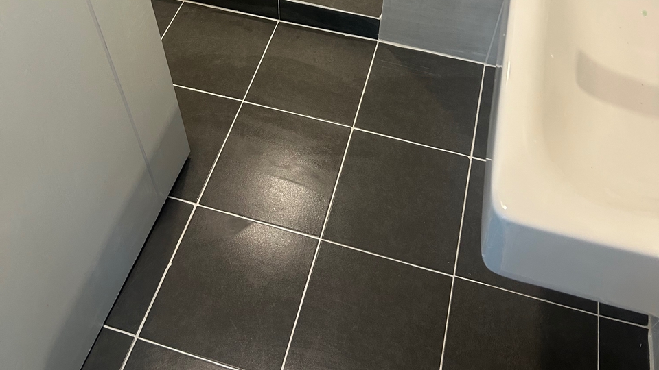 งานขูดร่องยาแนวกระเบื้องเก่า แล้วยาแนวใหม่ ห้องน้ำ 3 ห้อง ห้องโถง 1 ห้อง ห้องครัว 2 ห้อง