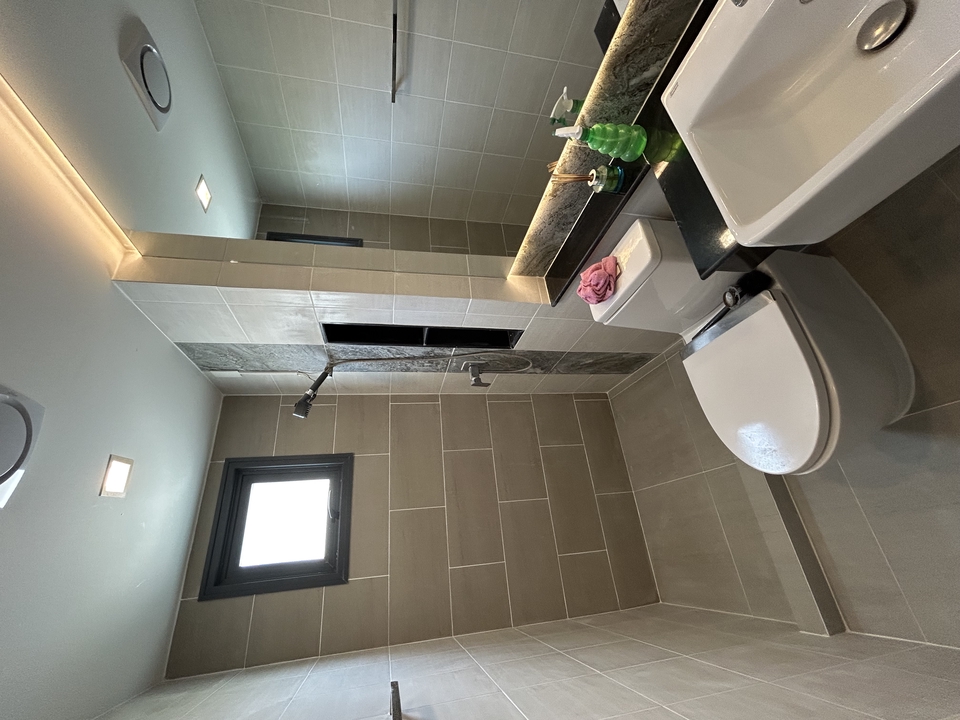 ยาแนวกระเบื้องห้องน้ำใหม่ทั้งห้อง