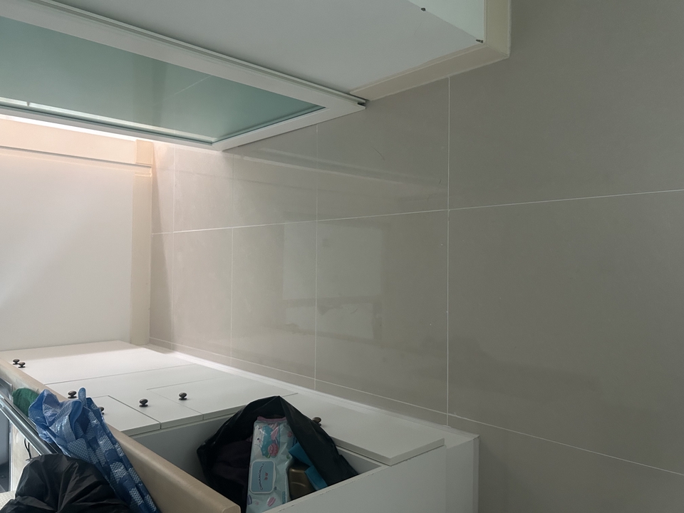 ปูกระเบื้อง ห้องครัวสวยทันสมัย พื้นผิวเรียบเนียน ติดตั้งโดย ช่างปูกระเบื้องมืออาชีพ มองหา หาช่างปูกระเบื้อง ฝีมือดี ราคาสมเหตุสมผล พร้อมบริการ รับปูกระเบื้อง ราคาถูก รับเหมาปูกระเบื้อง ทั้งปูกระเบื้องยางและเซรามิก