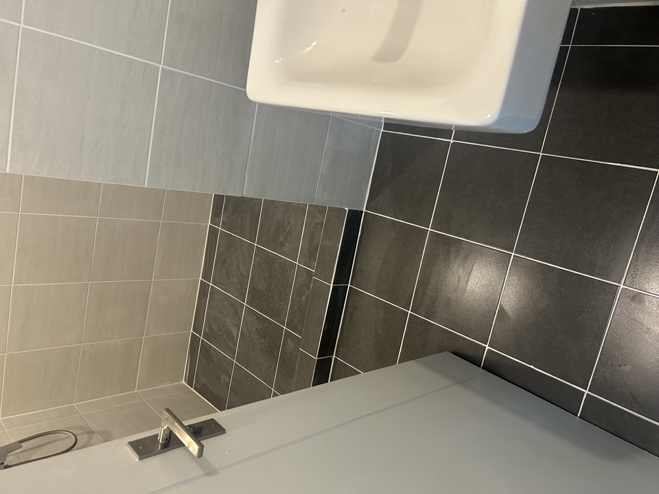 เซาะร่องยาแนวกระเบื้องพื้น เพื่อยาแนวใหม่ภายในห้องน้ำ