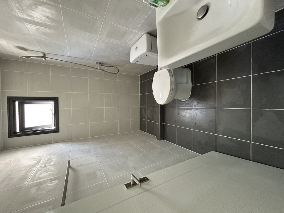 ยาแนวกระเบื้องห้องน้ำใหม่ทั้งห้อง