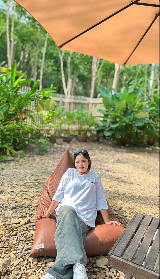 นางแบบมือสวยถ่ายแบบกลางแจ้ง นางแบบเสื้อผ้า