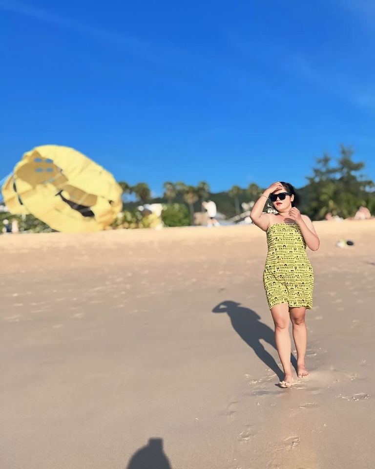 นางแบบมือสวยถ่ายแบบชุดเดรสริมทะเล หานางแบบภูเก็ต