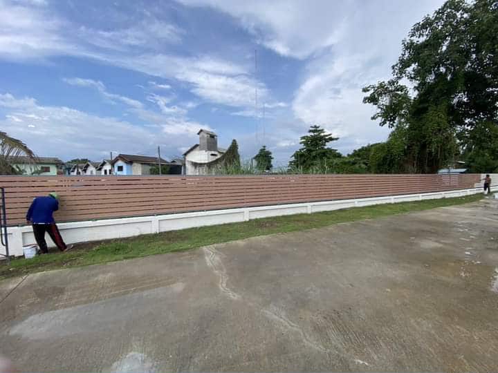 ผู้รับเหมาก่อสร้างรั้วไม้ ต่อเติมบ้าน รับเหมาทั่วไทย
