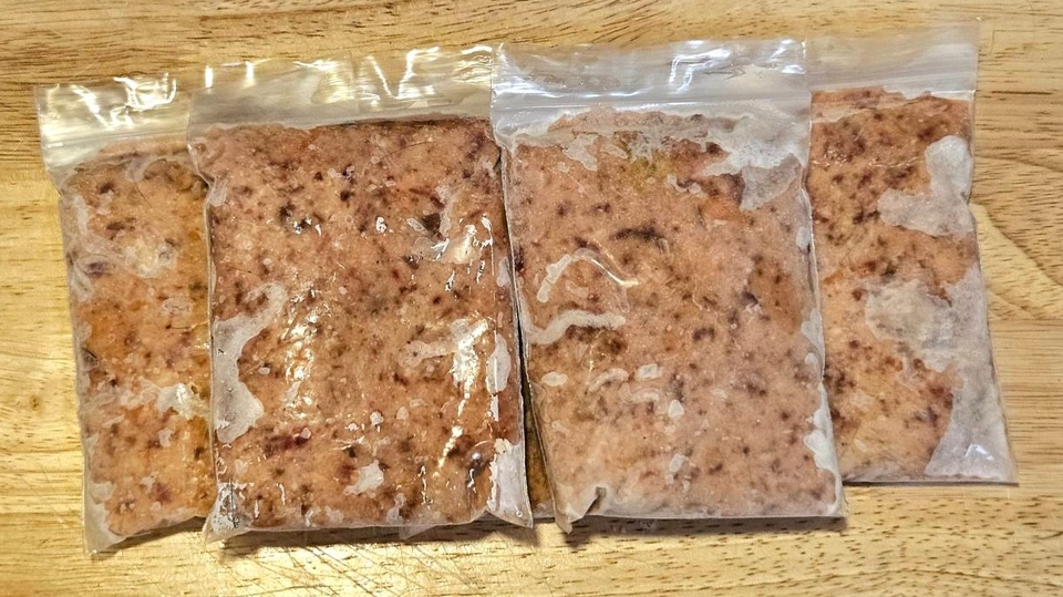 อาหารแมวแช่แข็ง: เนื้ออก หัวใจ และตับไก่ต้ม ถุงละ 100 g (12*10 cm)